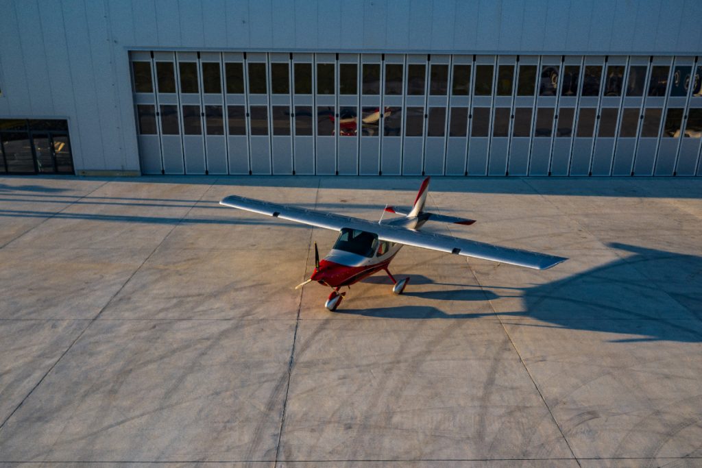 Bristell op het platform voor de hangar